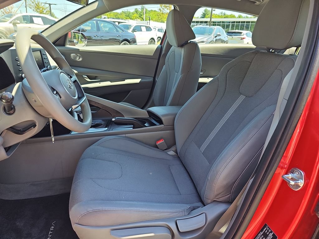 Used 2023 Hyundai Elantra SE w/ Cargo Package FWD image 10