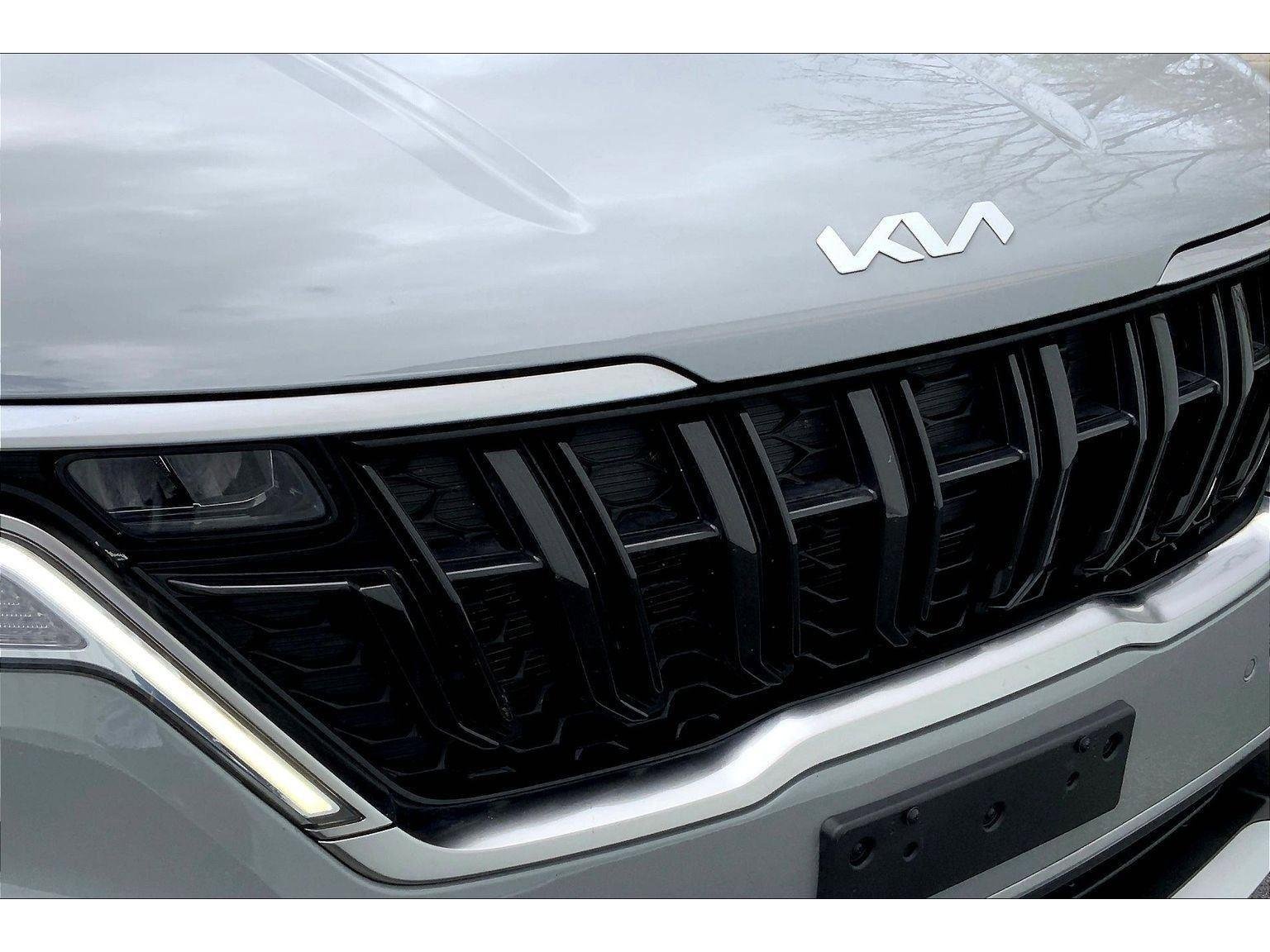 Used 2023 Kia Carnival EX image 30