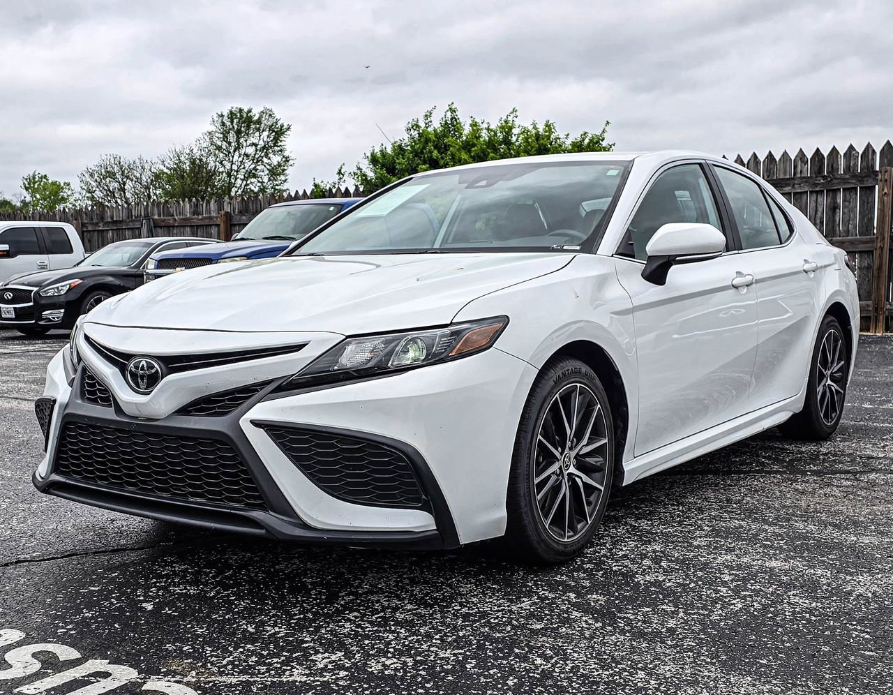 Used 2024 Toyota Camry SE image 3