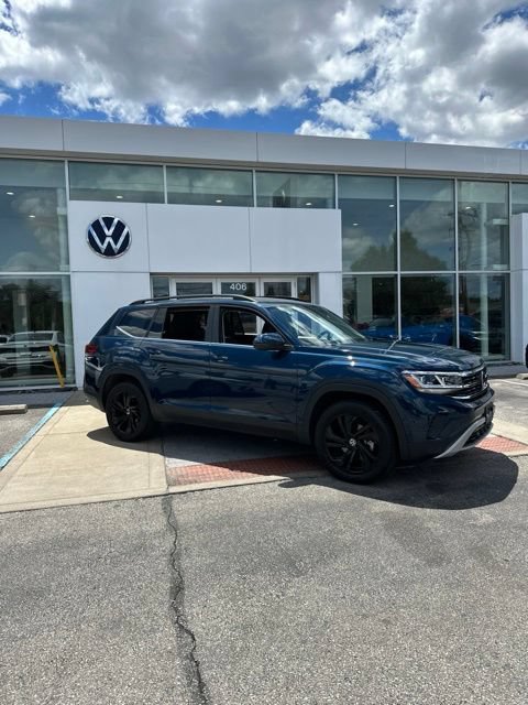 Used 2023 Volkswagen Atlas SE w/ Panoramic Sunroof Package FWD image 3