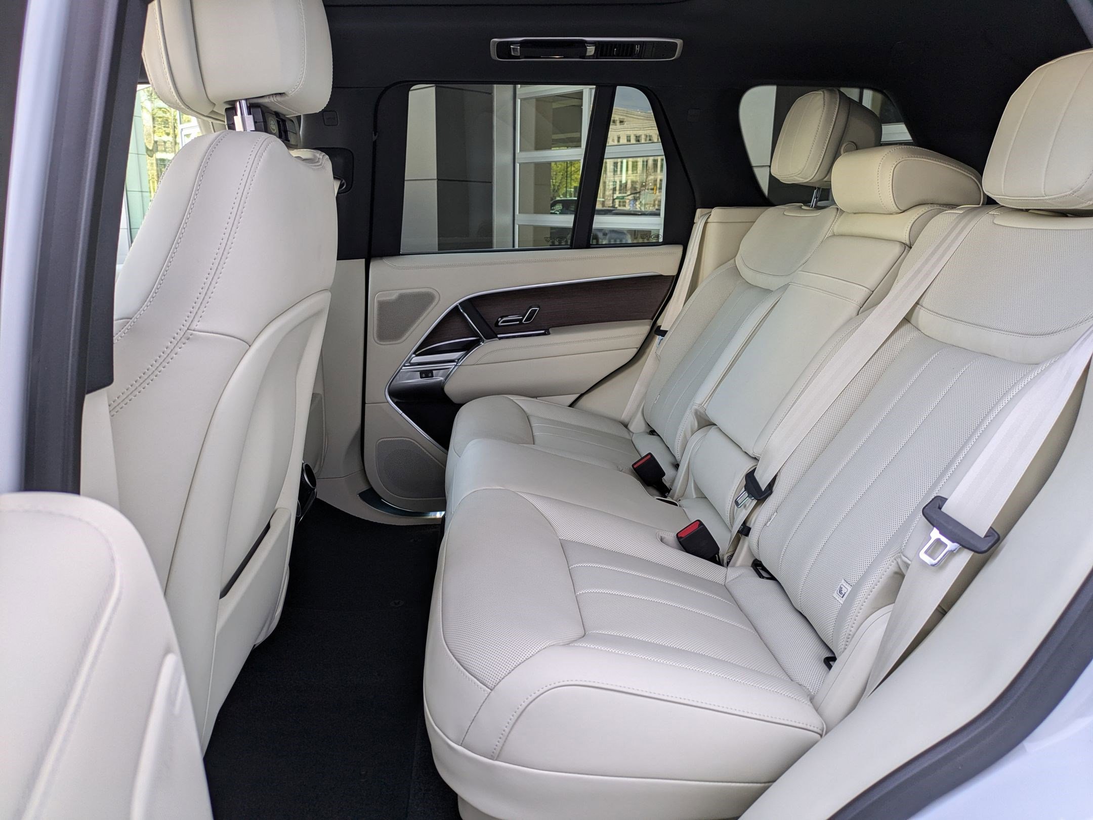New 2025 Land Rover Range Rover SE image 14