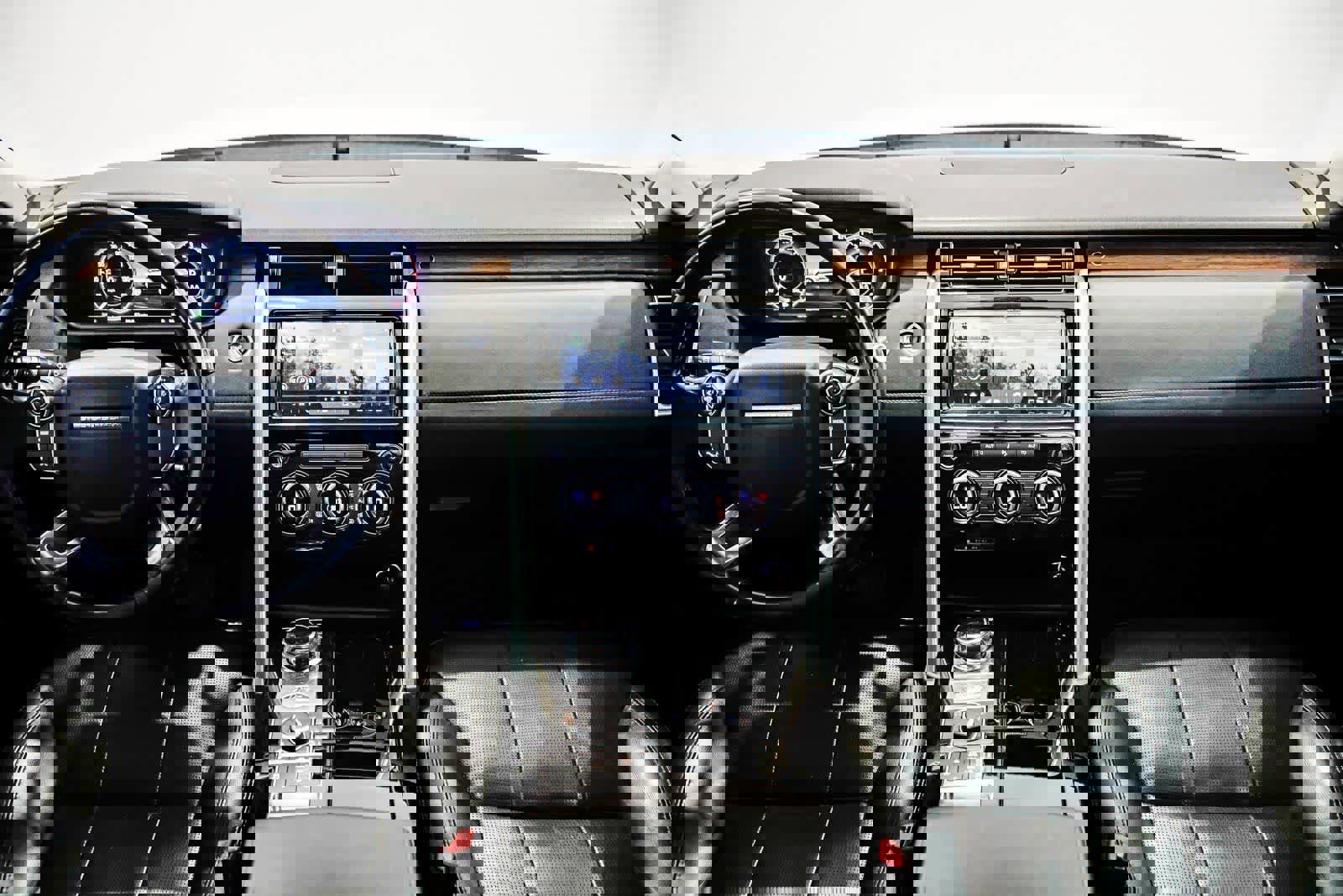 Used 2018 Land Rover Discovery HSE image 12