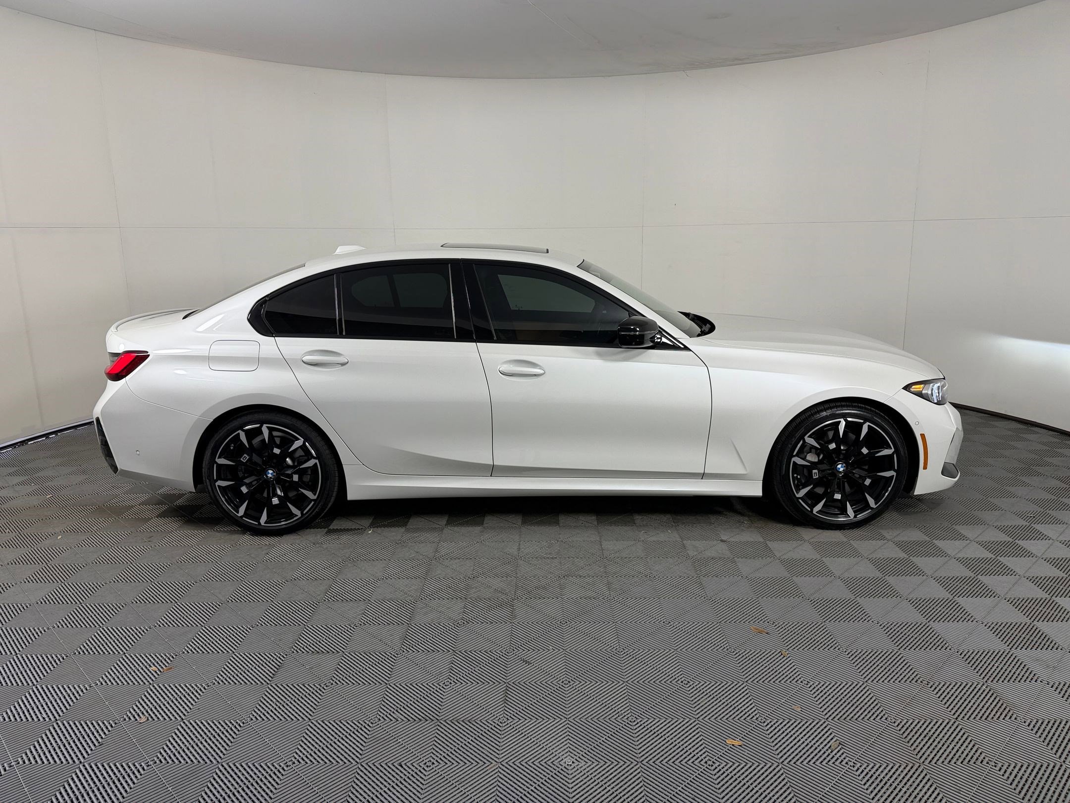 Used 2026 BMW 330i Sedan w/ M Sport Package image 8