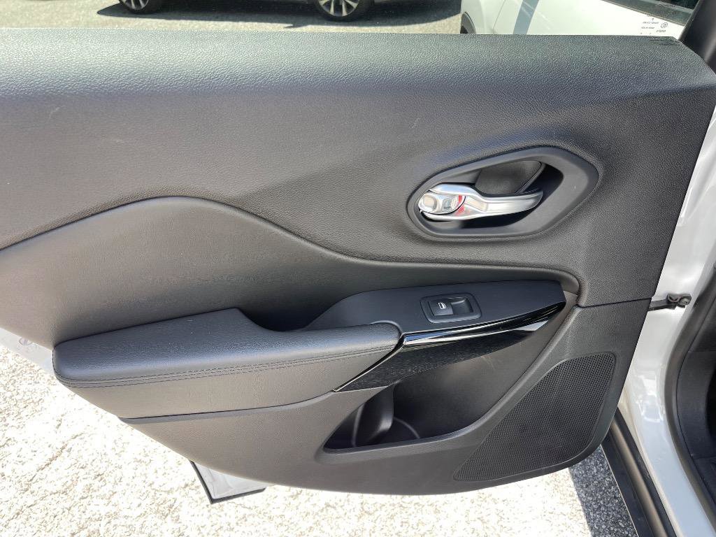 Used 2020 Jeep Cherokee Latitude Plus image 31