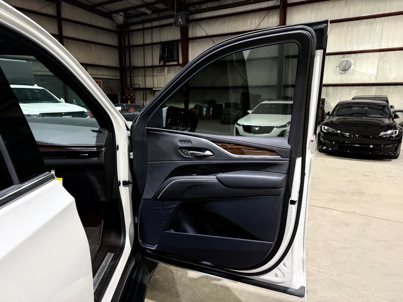 Used 2022 Cadillac Escalade Luxury AWD/4WD image 24