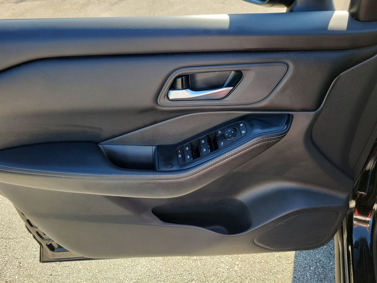 Used 2025 Nissan Rogue SV image 13