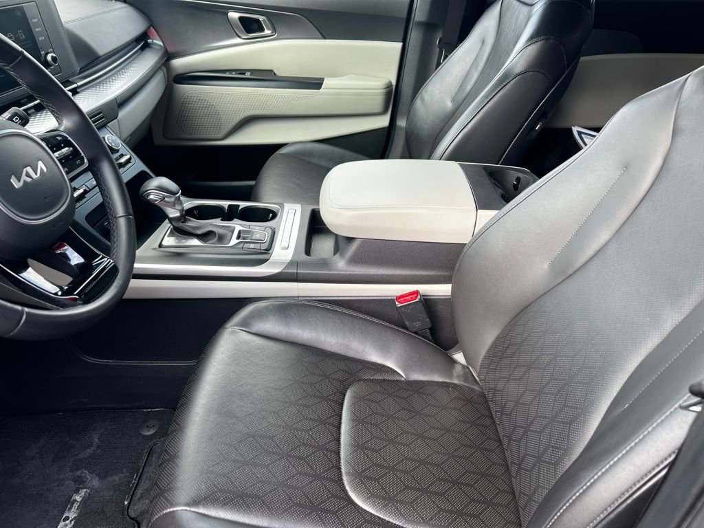 Used 2024 Kia Carnival LX image 8