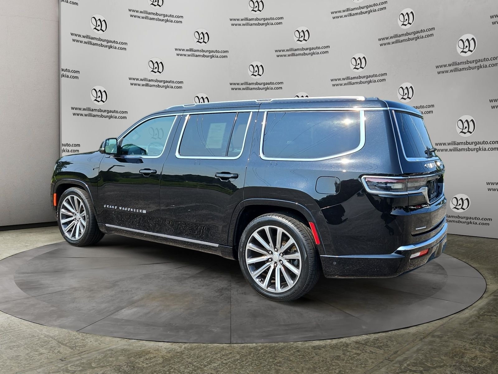 Used 2022 Jeep Grand Wagoneer Series II AWD/4WD image 3