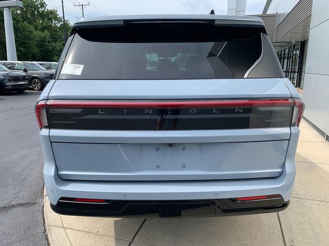 New 2027 Lincoln Navigator Reserve w/ Jet Appearance Package AWD/4WD image 4