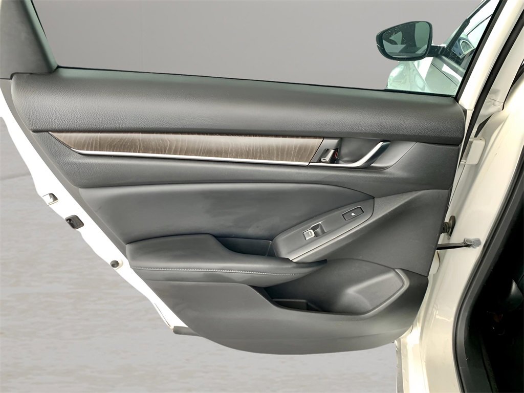 Used 2018 Honda Accord Touring image 16