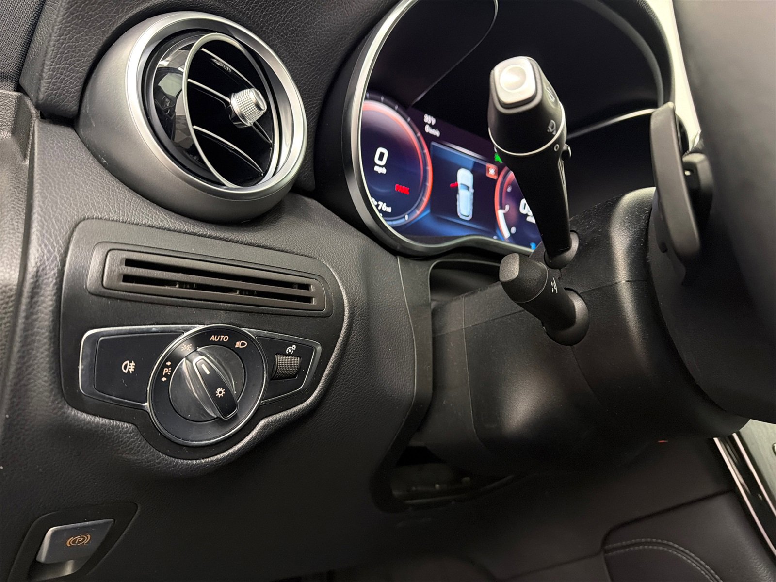 Used 2021 Mercedes-Benz GLC 300 4MATIC image 32