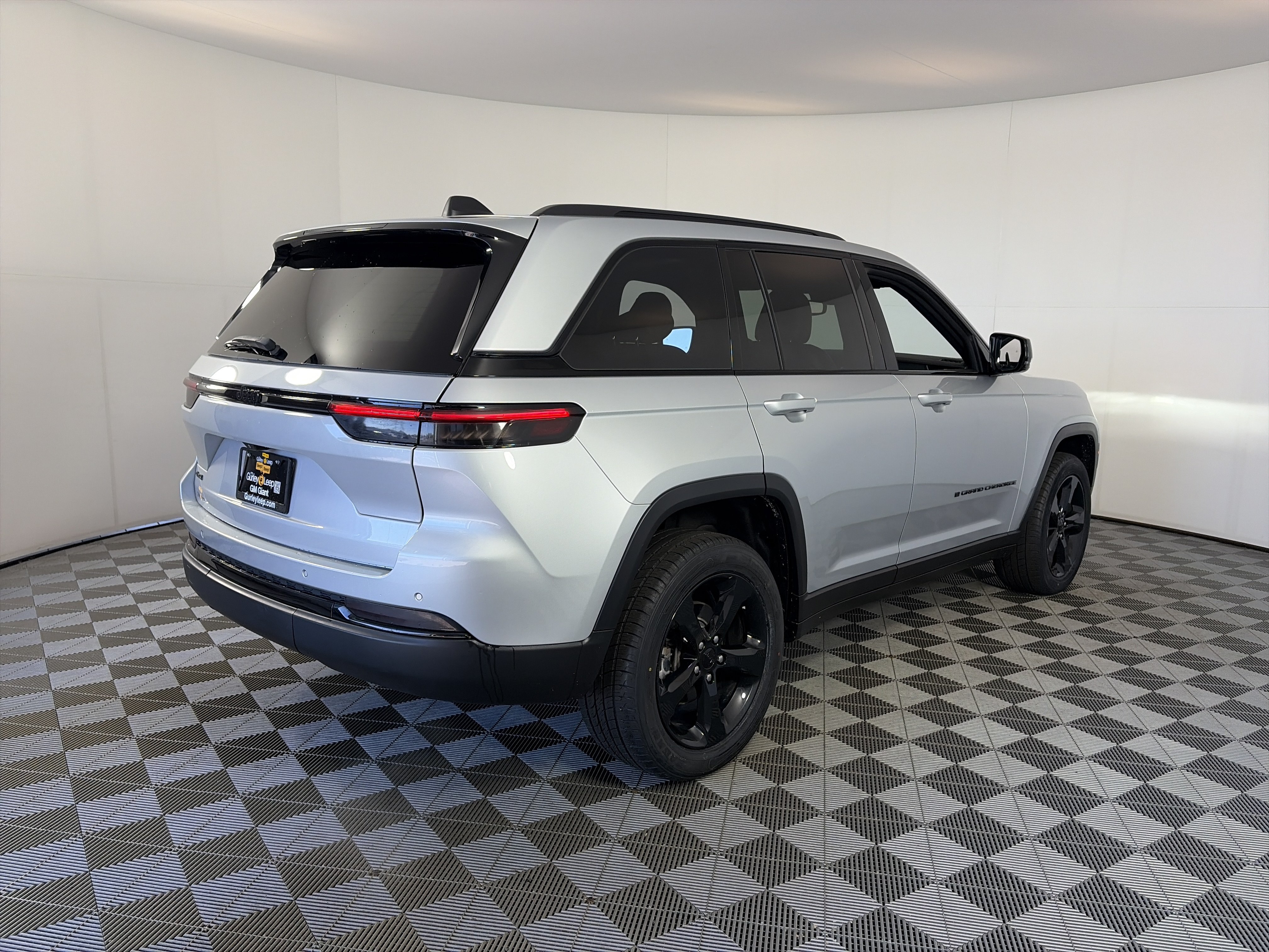Used 2022 Jeep Grand Cherokee Altitude AWD/4WD image 10