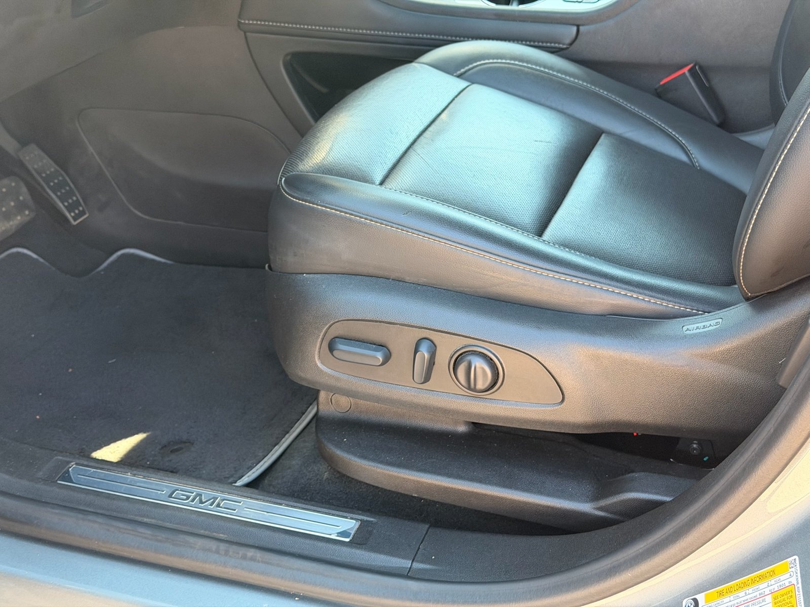 Used 2023 GMC Acadia SLT FWD image 15