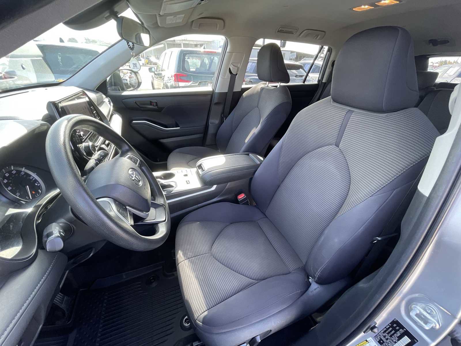 Used 2023 Toyota Highlander L image 13