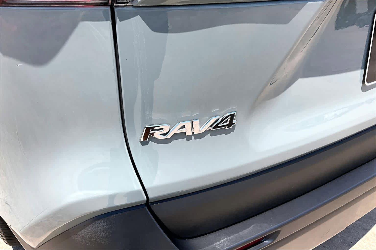Used 2020 Toyota RAV4 XLE Premium FWD image 31