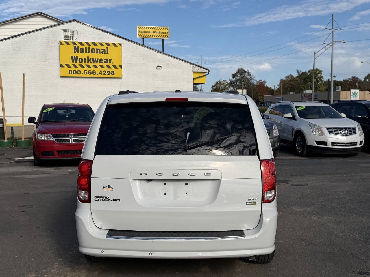Used 2017 Dodge Grand Caravan SXT w/ Rear Park Assist Package FWD image 4