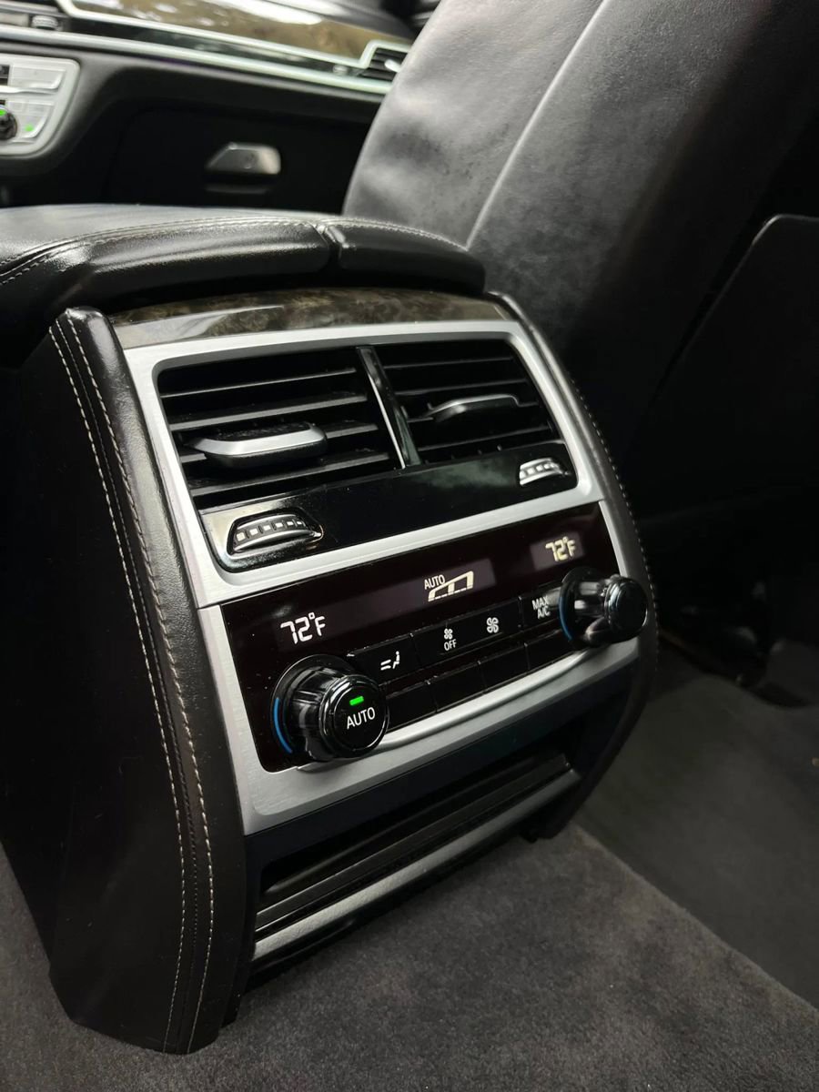 Used 2019 BMW 750i w/ Executive Package RWD image 17