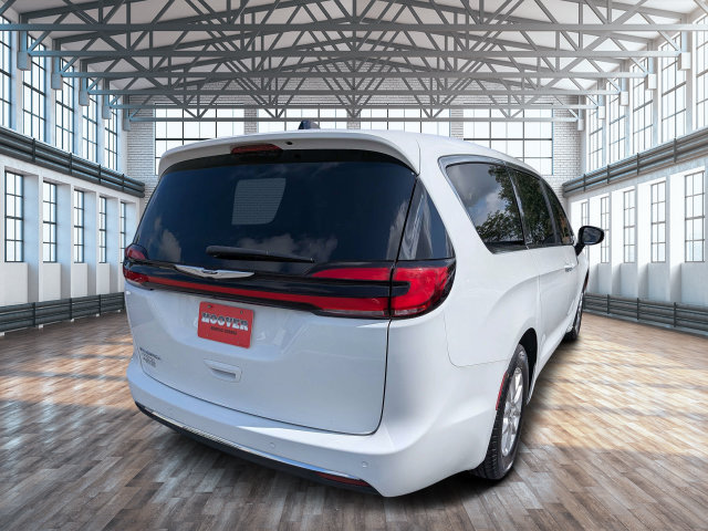Used 2024 Chrysler Pacifica Touring-L FWD image 3