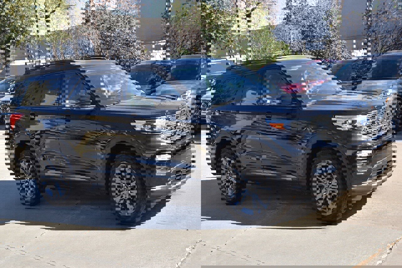 Used 2023 Ford Explorer XLT w/ Equipment Group 202A image 5
