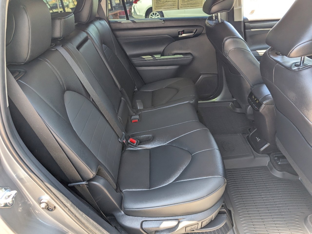 Used 2025 Toyota Highlander XLE image 5