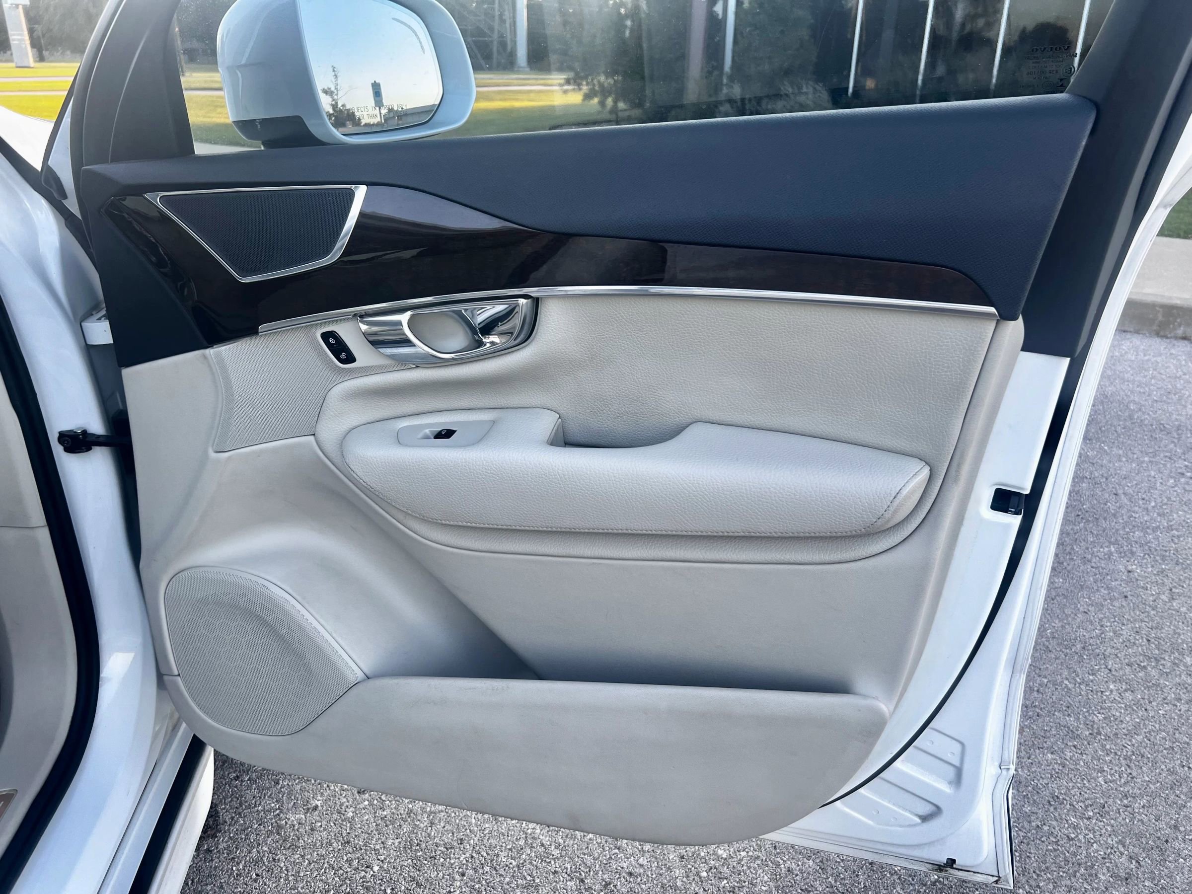 Used 2017 Volvo XC90 T5 Momentum w/ Vision Package image 24