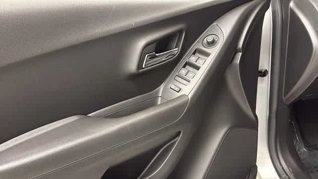 Used 2018 Chevrolet Trax LT w/ LT Convenience Package AWD/4WD image 13