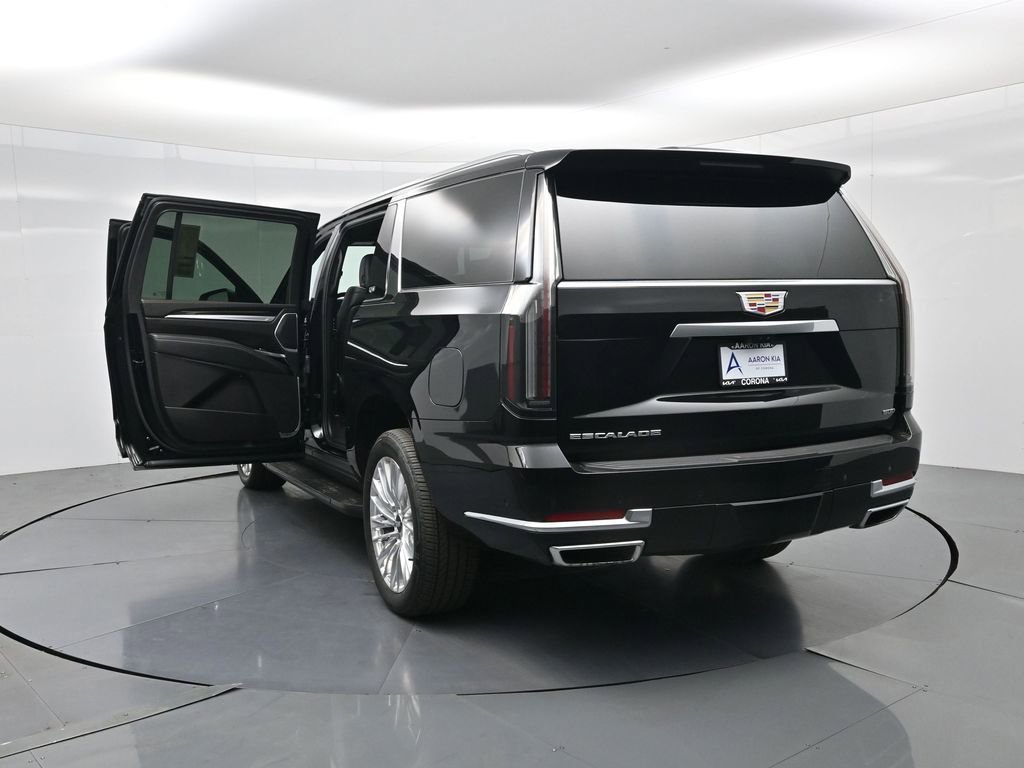 Used 2025 Cadillac Escalade ESV Premium Luxury image 25