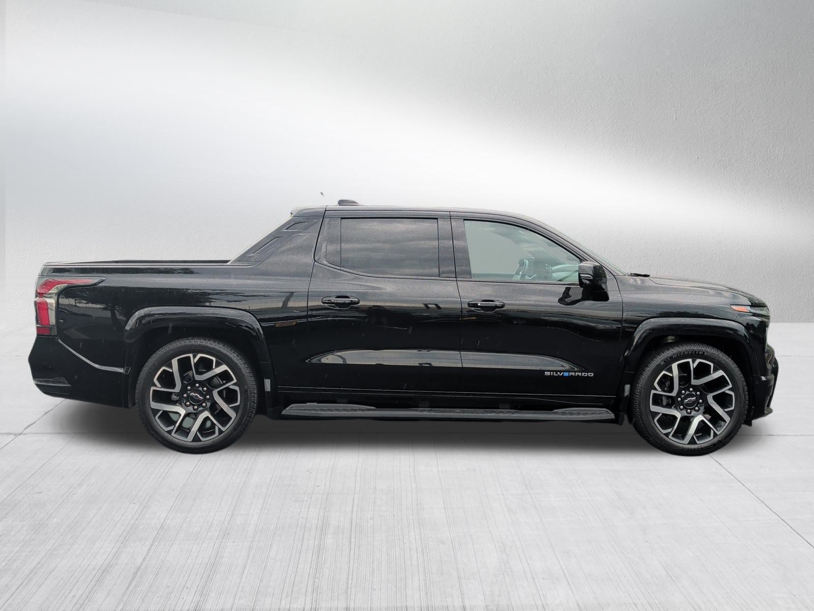 Used 2024 Chevrolet Silverado EV RST AWD/4WD image 8