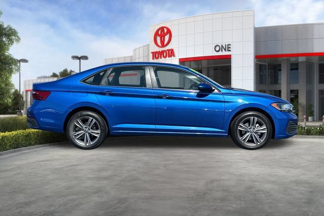 Used 2024 Volkswagen Jetta SE FWD image 3