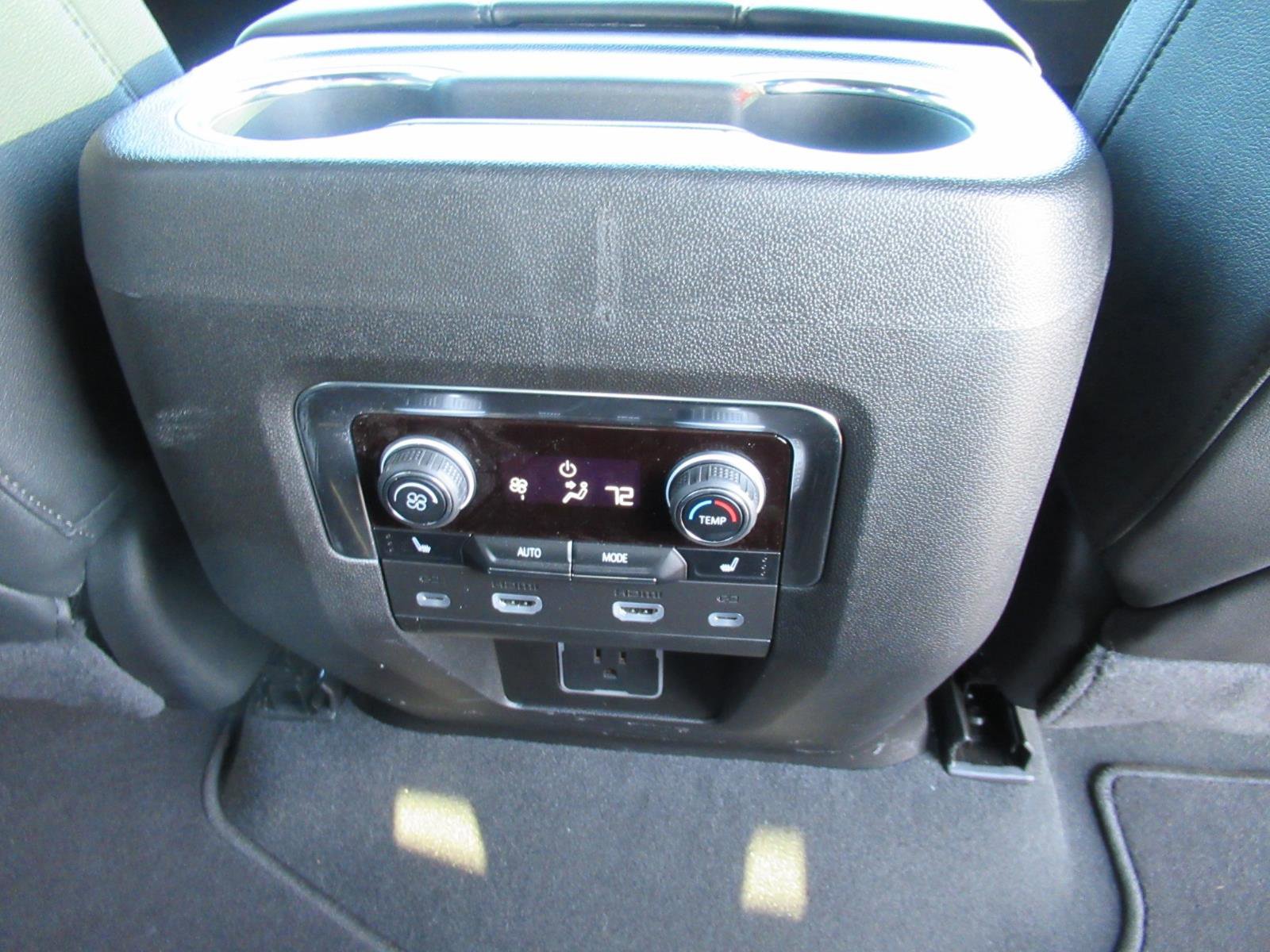 Used 2024 Chevrolet Tahoe Z71 w/ Luxury Package image 15