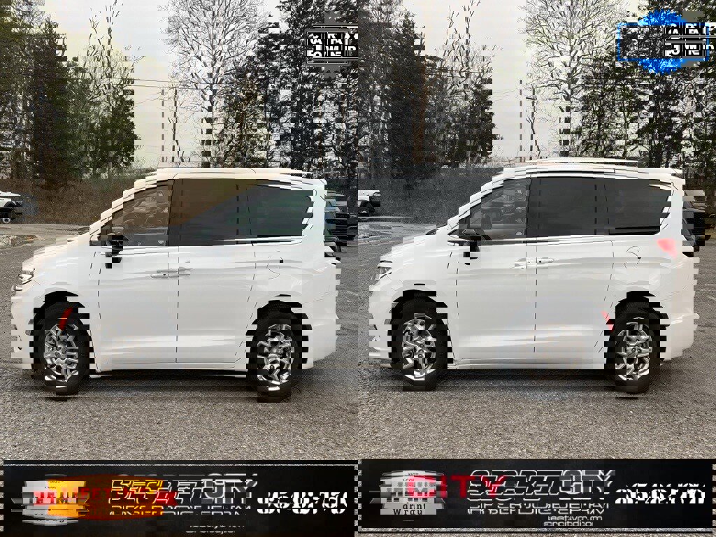 Used 2024 Chrysler Pacifica Touring-L image 8