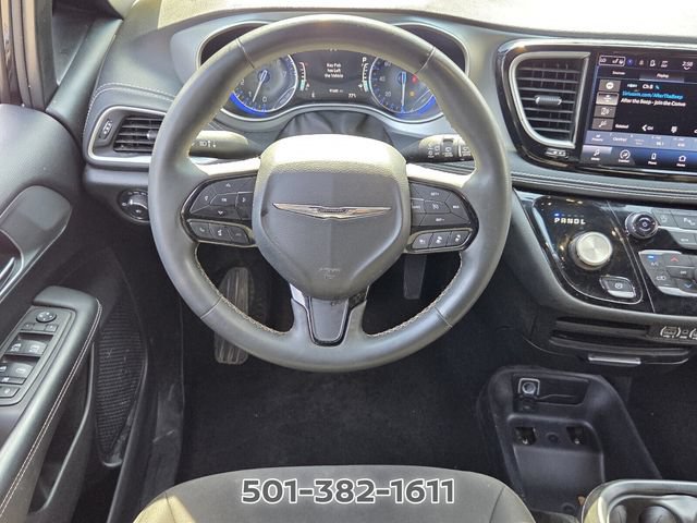 Used 2023 Chrysler Pacifica Touring FWD image 12