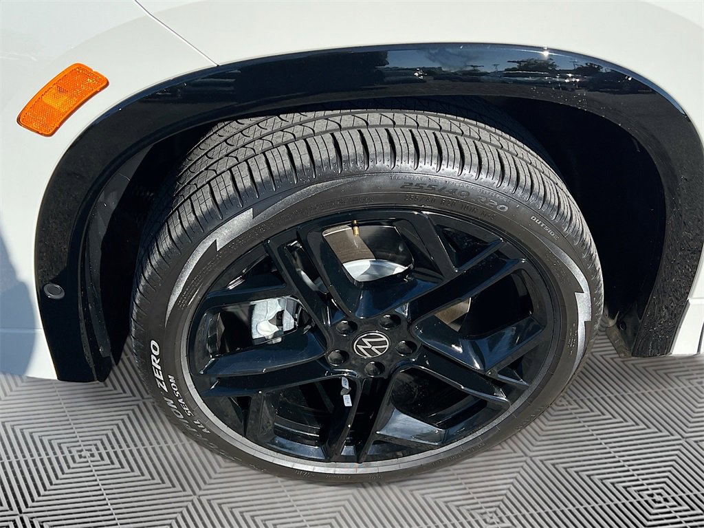 Used 2025 Volkswagen Tiguan SE R-Line image 31