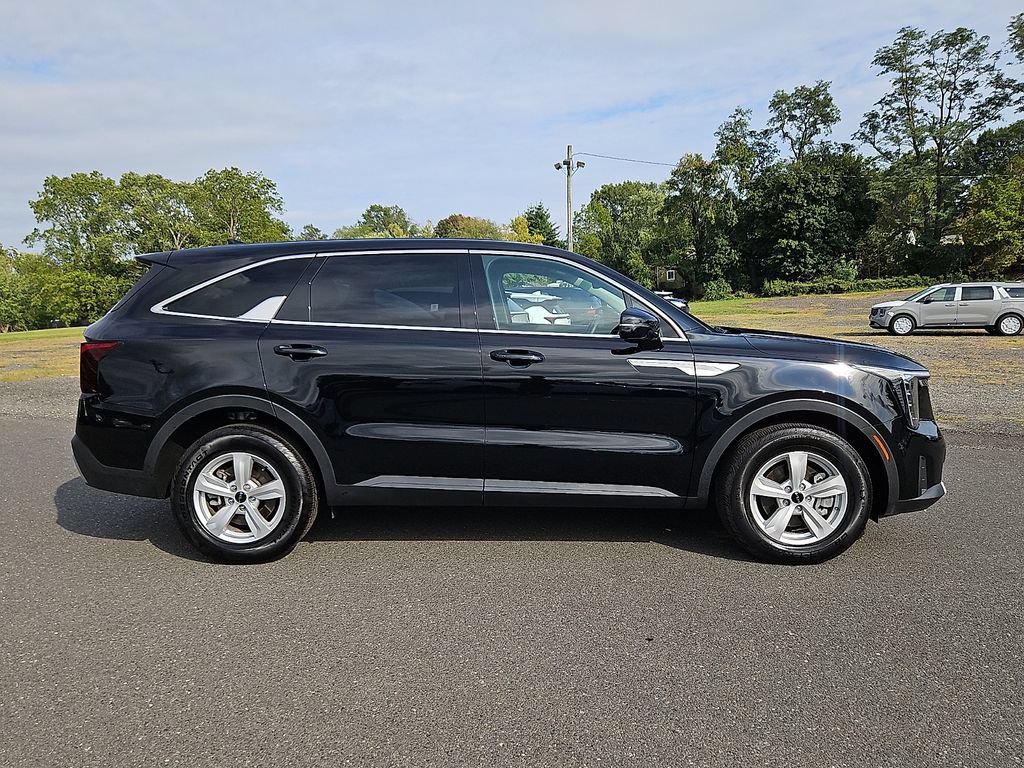 Certified 2026 Kia Sorento LX FWD image 8