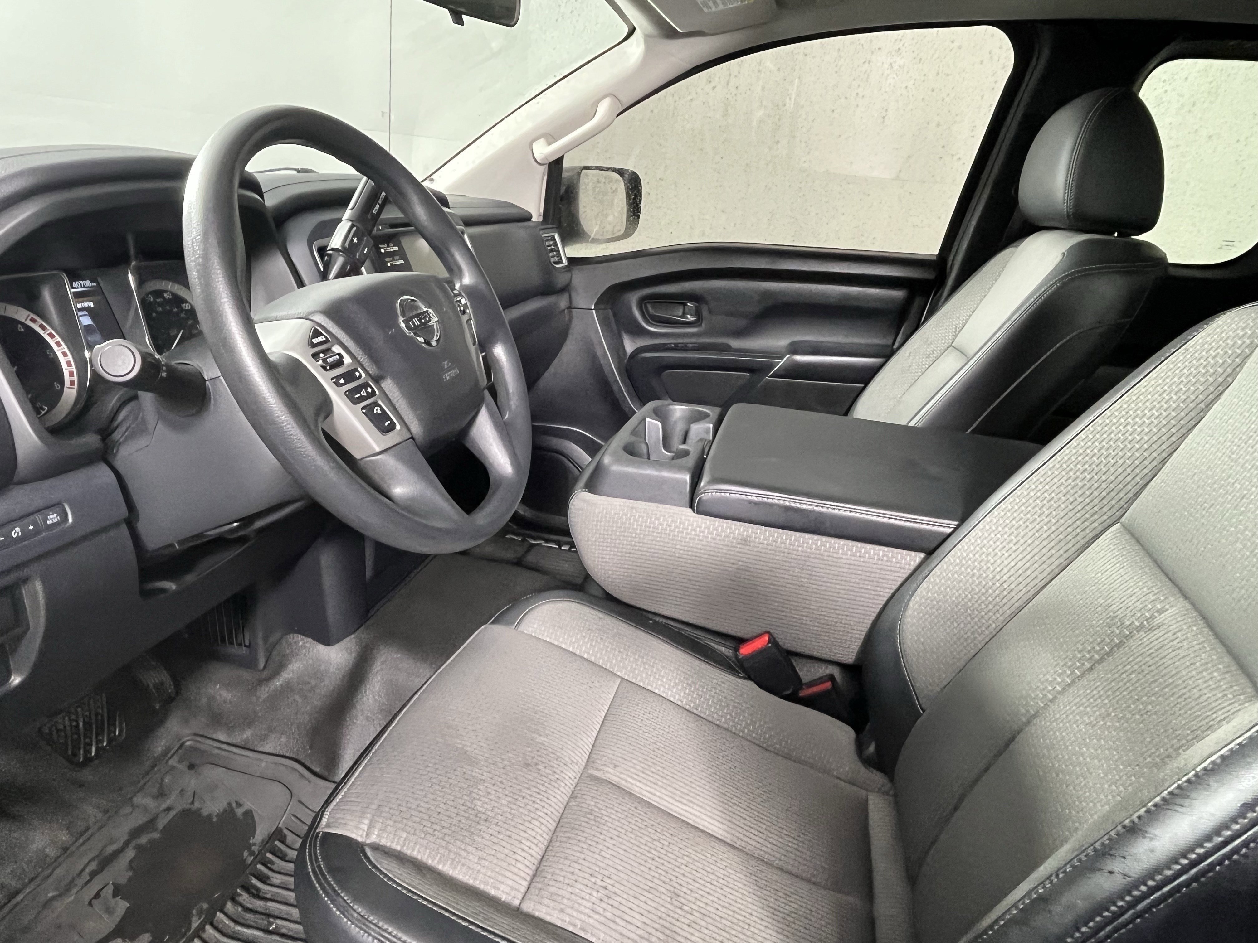 Used 2017 Nissan Titan S image 10