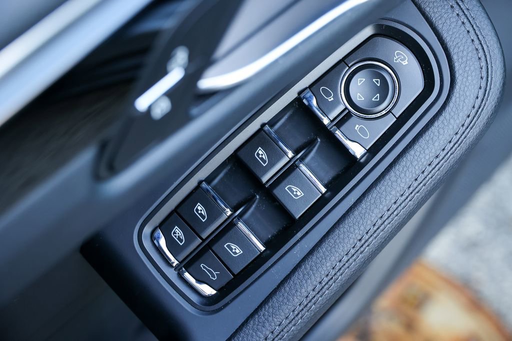 Certified 2025 Porsche Macan image 24