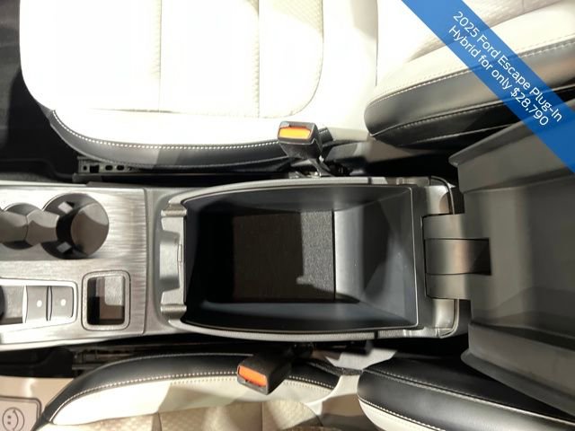 Used 2025 Ford Escape SE w/ Class II Trailer Tow Package image 20