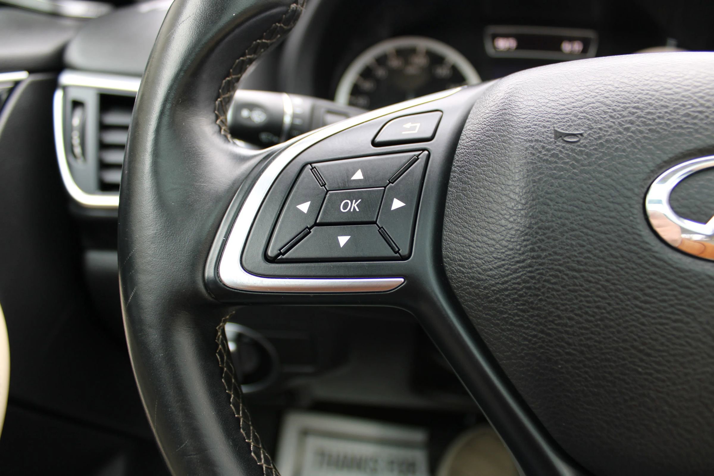 Used 2017 INFINITI QX30 Premium w/ Navigation Package image 14