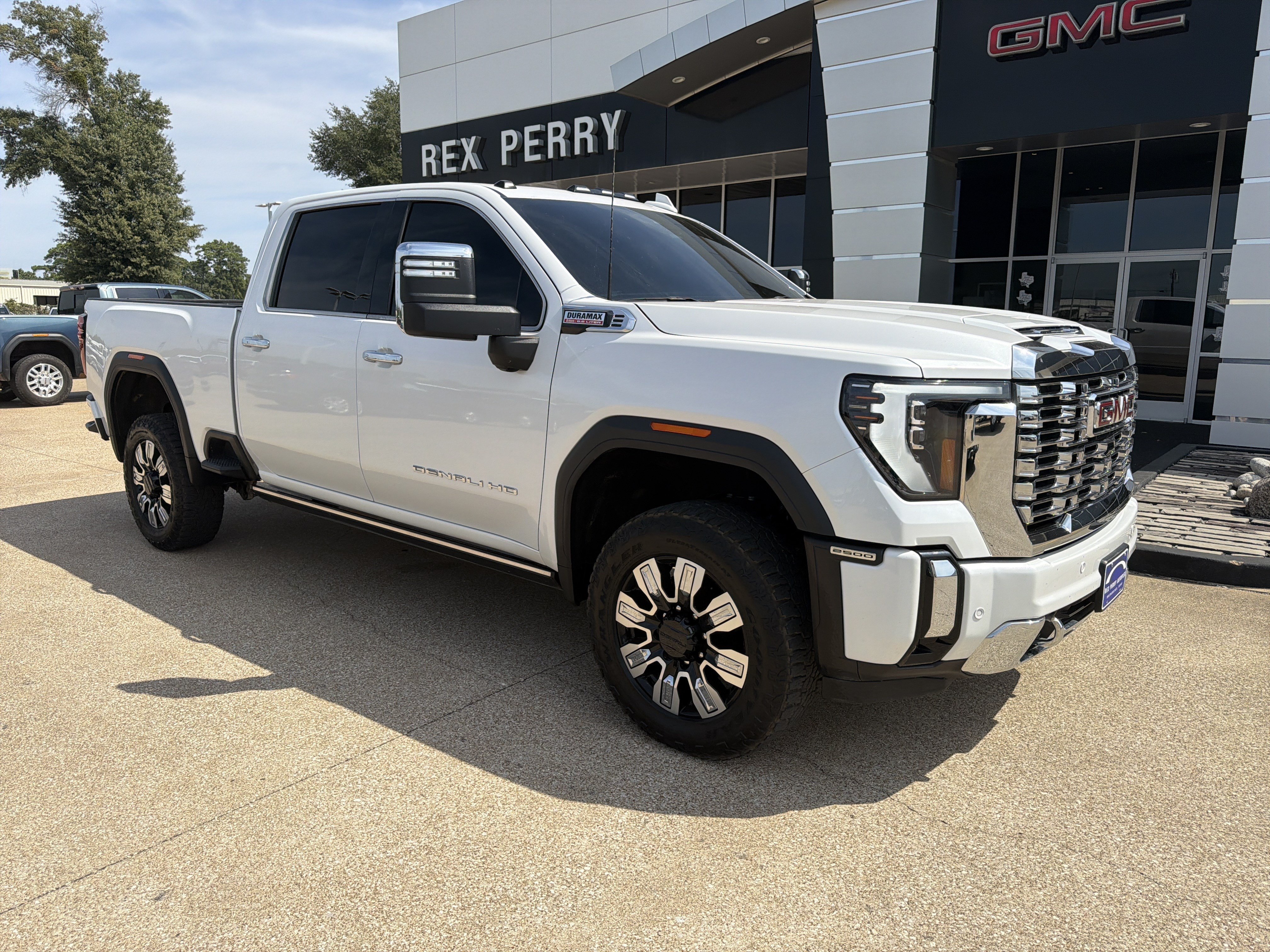 Used 2024 GMC Sierra 2500 Denali w/ Denali Reserve Package AWD/4WD image 2