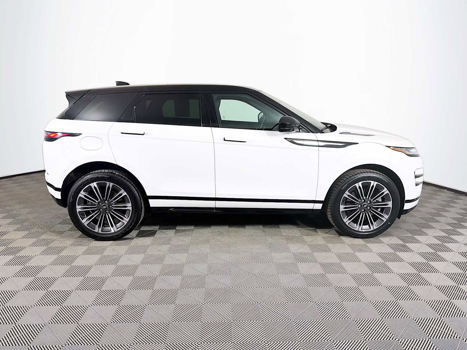 Used 2025 Land Rover Range Rover Evoque Dynamic SE AWD/4WD image 4