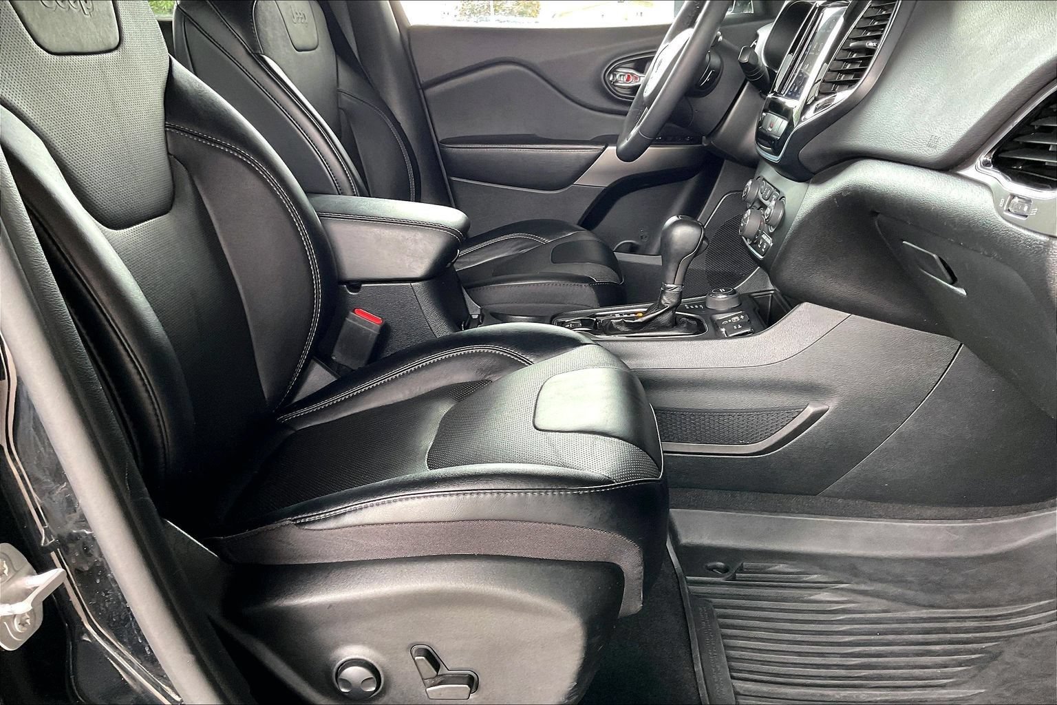 Used 2022 Jeep Cherokee Limited w/ Mopar Interior Package AWD/4WD image 25