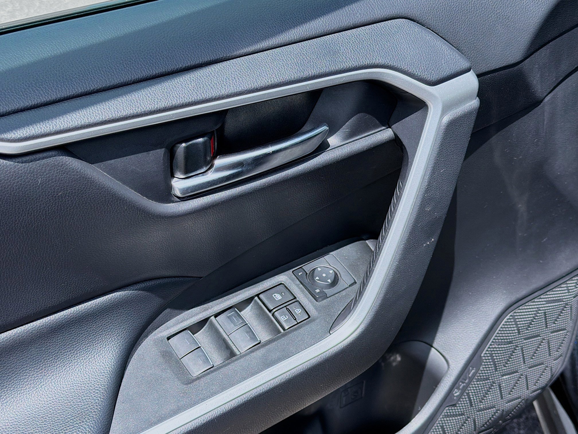 Used 2024 Toyota RAV4 XLE FWD image 21