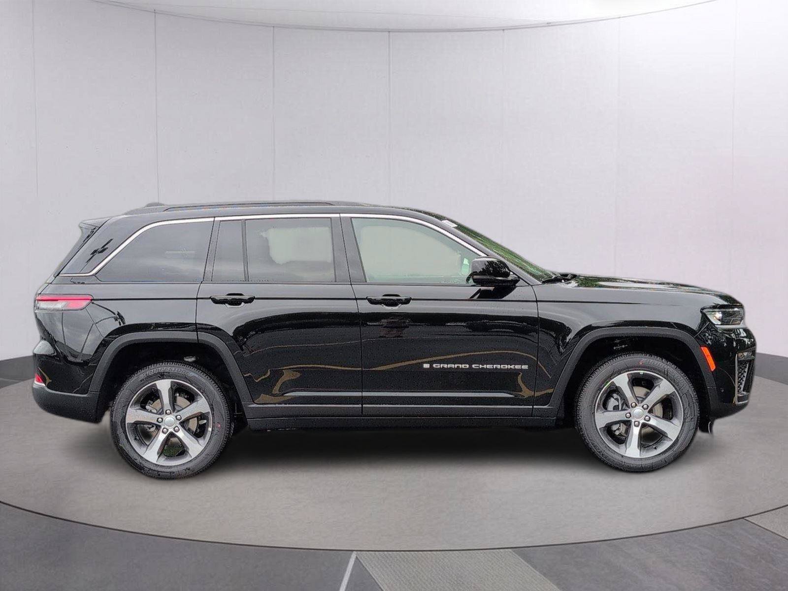 New 2026 Jeep Grand Cherokee Limited w/ Luxury Tech Group II RWD image 7