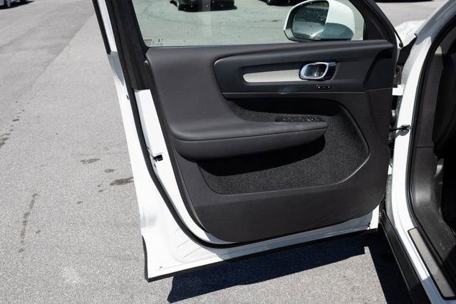 Used 2024 Volvo XC40 B5 Plus image 13