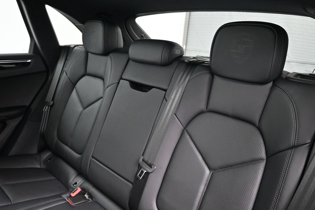 Certified 2025 Porsche Macan AWD/4WD image 6