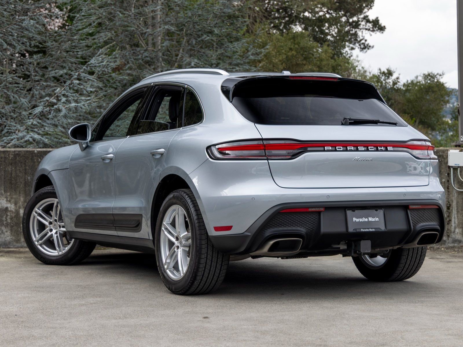 Certified 2025 Porsche Macan image 3
