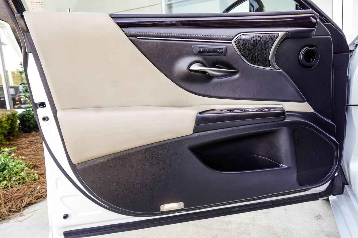 Used 2021 Lexus ES 350 Ultra Luxury w/ Accessory Package image 31