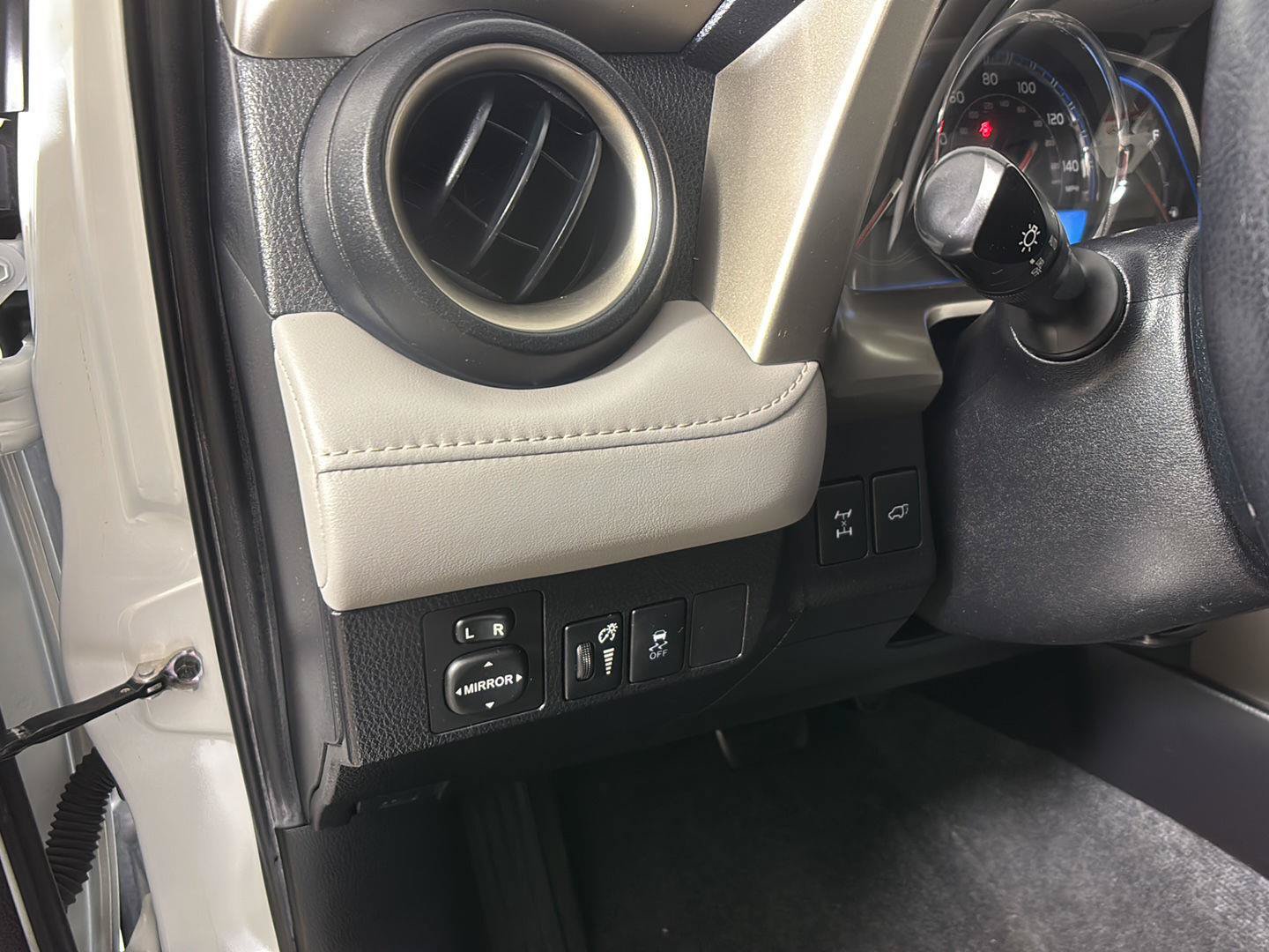 Used 2015 Toyota RAV4 Limited AWD/4WD image 29