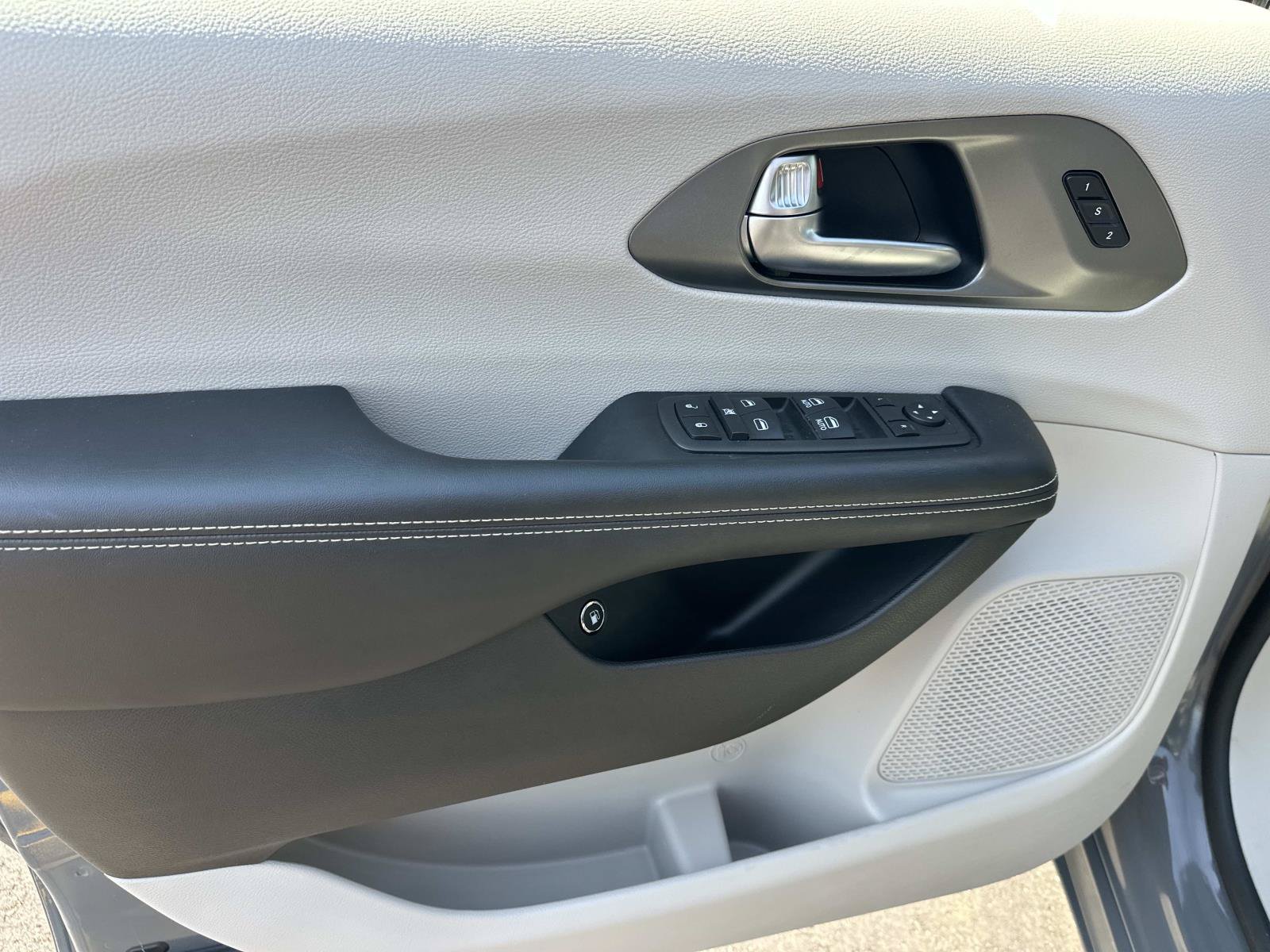 Used 2022 Chrysler Pacifica Touring-L FWD image 15