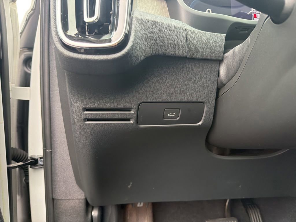 Used 2023 Volvo XC40 B5 Plus AWD/4WD image 22